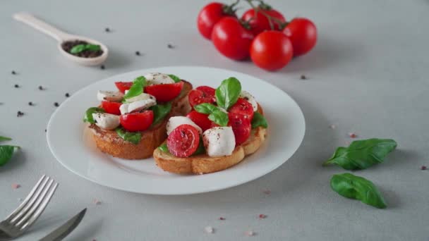 Bruschetta Con Tomates Mozzarella Hojas Albahaca Sobre Fondo Claro Crostino — Vídeos de Stock