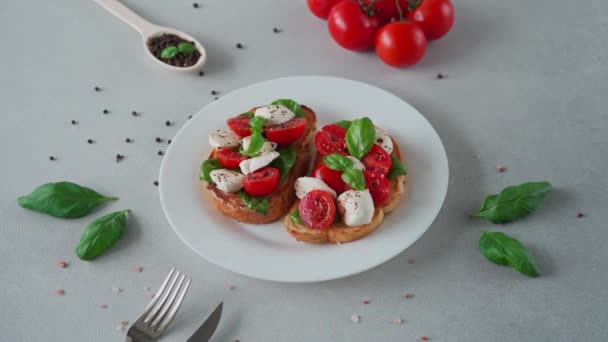 Tosty Serem Mozzarella Pomidorami Liśćmi Bazylii Jasnym Tle Włoskie Jedzenie — Wideo stockowe