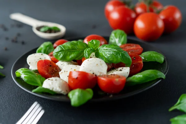Italienischer Caprese Salat Mit Geschnittenen Tomaten Mozzarella Basilikum Olivenöl Auf — Stockfoto