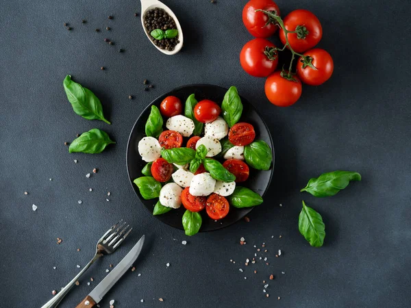 Vista Superior Salada Caprese Com Tomate Fatiado Queijo Mussarela Manjericão — Fotografia de Stock