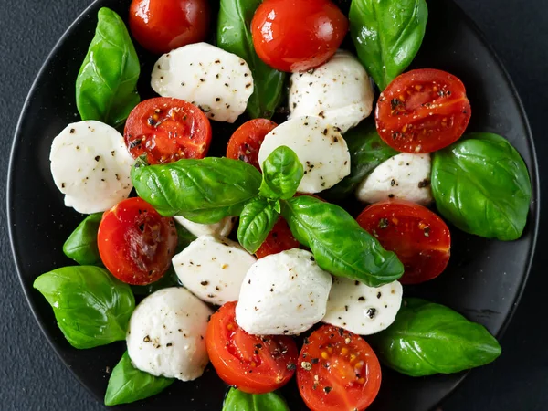 Blick Von Oben Auf Caprese Salat Mit Geschnittenen Tomaten Mozzarella — Stockfoto