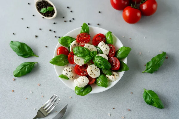 Caprese Salat Mit Reifen Tomaten Und Mozzarella Mit Frischen Basilikumblättern — Stockfoto