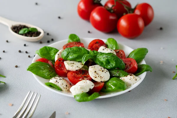 Close Salada Caprese Com Tomate Mussarela Manjericão Comida Italiana — Fotografia de Stock