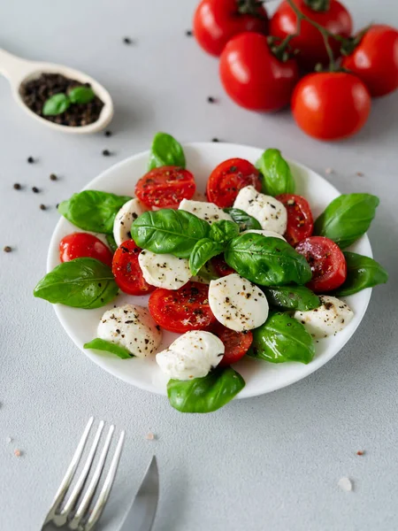 Salada Caprese Com Tomate Mussarela Manjericão Comida Italiana — Fotografia de Stock