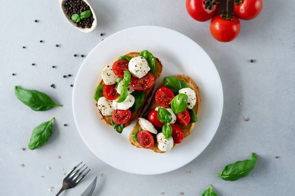 Caprese Bruschetta Fresh Tomatoes Mozzarella Basil Leaves Light Background Vegetarian — Stock Photo, Image