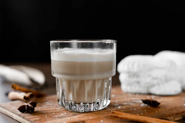 Cappuccino Tahtada Krema Olan Beyaz Kekler Kahverengi Arka Planda Latte — Stok fotoğraf