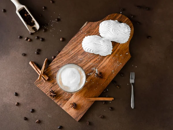 Glas Met Cappuccino Witte Cakes Met Room Houten Plank Latte — Stockfoto
