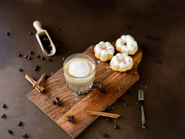 Latte Macchiato Tahta Tahtada Beyaz Camlı Kek Kahverengi Arkaplan — Stok fotoğraf