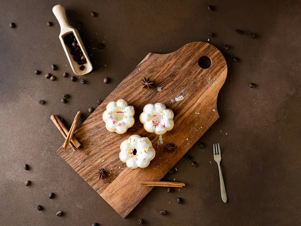 Wit Geglazuurde Cupcake Houten Plank Met Gekleurde Besprenkeling Bovenaanzicht — Stockfoto