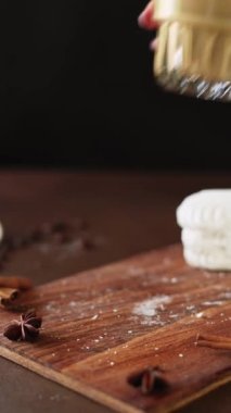 Cappuccino ve tahtada krema olan beyaz kekler. Kahverengi arka planda Latte Macchiato