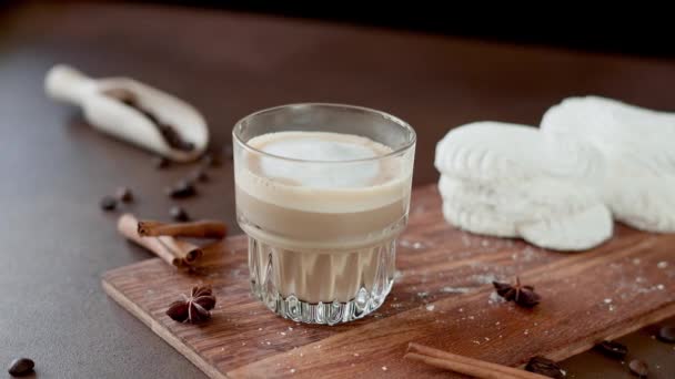 Glas Med Cappuccino Och Vita Tårtor Med Grädde Träskiva Latte — Stockvideo