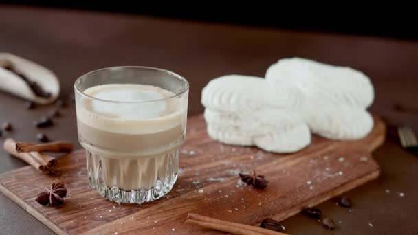 Szkło Cappuccino Białe Ciasta Śmietaną Drewnianej Desce Latte Macchiato Brązowym — Wideo stockowe
