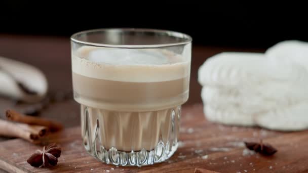 Sticlă Cappuccino Prăjituri Albe Smântână Placă Lemn Latte Macchiato Fundal — Videoclip de stoc