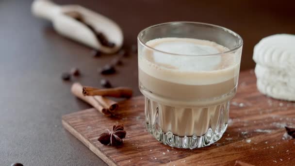 Copo Com Cappuccino Bolos Brancos Com Creme Tábua Madeira Latte — Vídeo de Stock