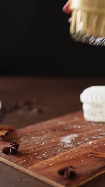 玻璃加卡布奇诺和白色蛋糕加奶油在木板上 褐色背景的拉特 马奇亚托 — 图库视频影像