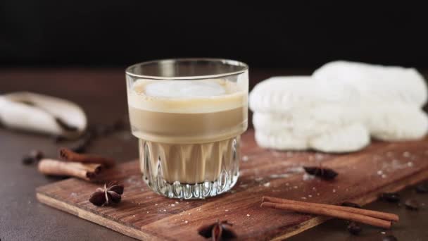 Cappuccino Tahtada Krema Olan Beyaz Kekler Kahverengi Arka Planda Latte — Stok video