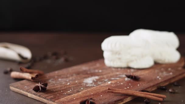 玻璃加卡布奇诺和白色蛋糕加奶油在木板上 拿铁马奇亚托的褐色背景 后续行动 — 图库视频影像