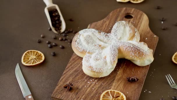 甜甜的螺旋形黄油与椰子片和香草奶油在木板上 褐色背景的烘焙糕点 — 图库视频影像