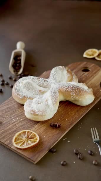 甜甜的螺旋形黄油与椰子片和香草奶油在木板上 褐色背景的烘焙糕点 — 图库视频影像