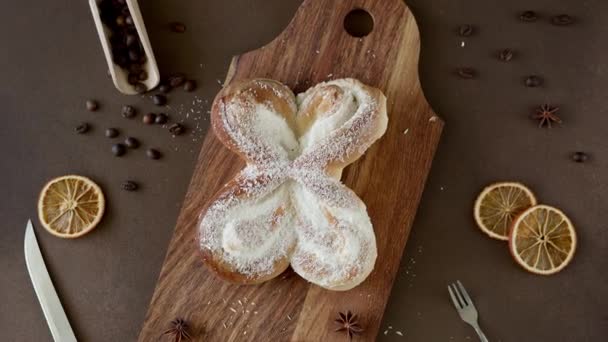 Słodka Bułka Spiralna Wiórkami Kokosowymi Kremem Waniliowym Drewnianej Desce Ciasta — Wideo stockowe
