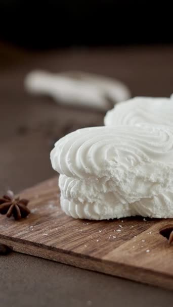 Białe Ciasteczka Bezowe Kremem Drewnianej Desce Ciasteczka Bitą Śmietaną Brązowym — Wideo stockowe