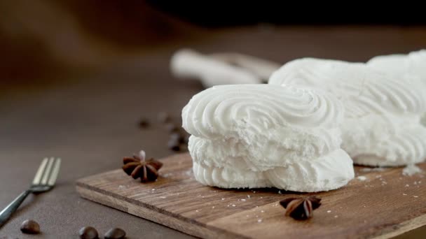 Bolinhos Merengue Brancos Com Creme Tábua Madeira Biscoitos Creme Ovo — Vídeo de Stock