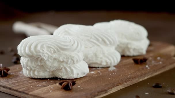 ホワイトメレンゲクッキーは 木製のボード上のクリームと ブラウンの背景にホイップクリームクッキー — ストック動画