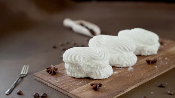 Białe Ciasteczka Bezowe Kremem Drewnianej Desce Ciasteczka Bitą Śmietaną Brązowym — Wideo stockowe