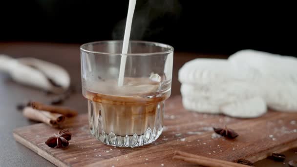 카푸치노와 케이크를 나무보드에 배경에서 커피에 우유를 — 비디오