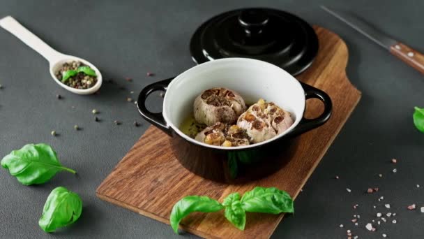요리에 향신료를 목판에는 마늘을 후추와 바질을 얹었다 — 비디오