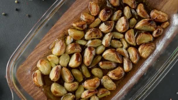Garlic Bulbs Baked Olive Oil Spices Dish Garlic Roasted Black — Stock Video