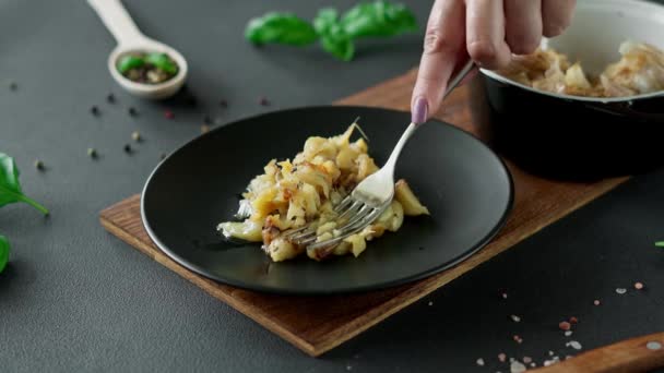 Zeytinyağı Baharatla Pişirilmiş Sarımsak Soğanları Tahtada Sarımsak Karabiber Fesleğen — Stok video