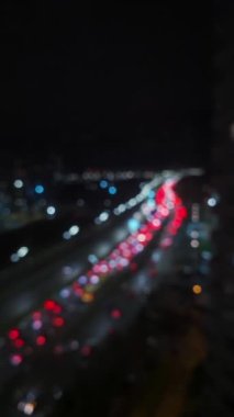 Otobanda trafik sıkışıklığı. Gece şehirde araba trafiği. Kyiv, Ukrayna. Dikey video