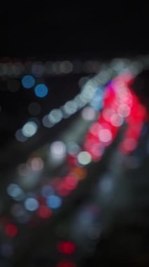 Otobanda trafik sıkışıklığı. Gece şehirde araba trafiği. Kyiv, Ukrayna. Dikey video