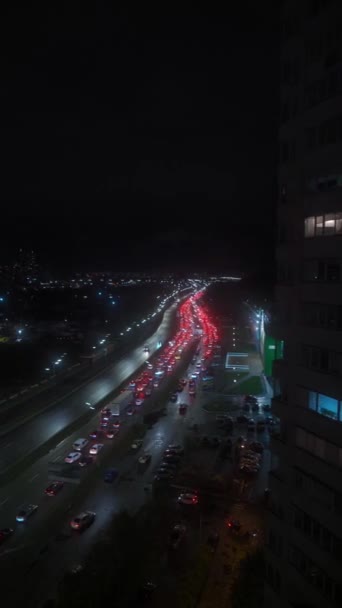 Korki Godzinach Szczytu Autostradzie Ruch Samochodowy Mieście Nocy Kijów Ukraina — Wideo stockowe