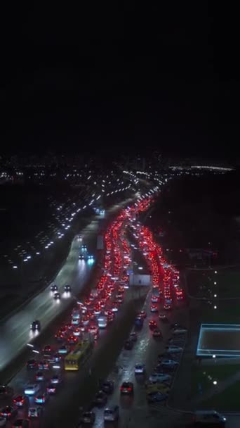 Otobanda Trafik Sıkışıklığı Gece Şehirde Araba Trafiği Kyiv Ukrayna Dikey — Stok video