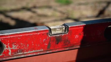 Baloncuk Düzey Aracı 'nın yakın çekimi. İnşaat alanında seviye aracı