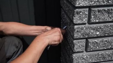 Elektrikçi elektrik kablolarının kurulumunu hazırlıyor. Elektrikçi kurulum için kablolar hazırlıyor