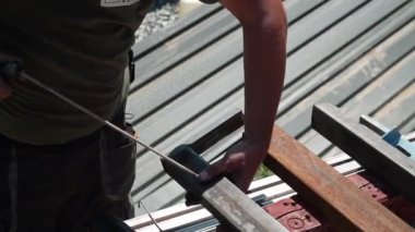 Kaynakçı metal bir boru kaynak yapar. Demir kaynaklama