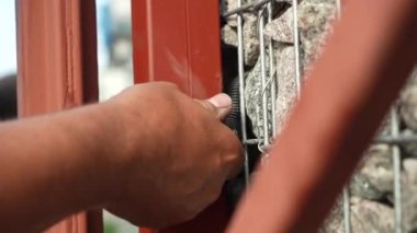 Elektrikçi, kabloyu koruyucu kıvrımlara yerleştirir. Elektrik kabloları için koruyucu kıvrım