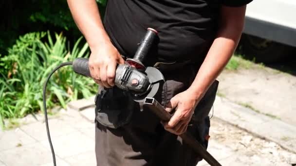 Εργαζόμενος Που Κόβει Μεταλλικό Σωλήνα Χρησιμοποιώντας Γωνιακό Μύλο Φωτεινές Σπίθες — Αρχείο Βίντεο
