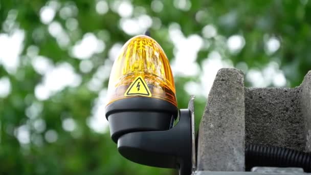 ゲートのための信号ランプ 領土への入り口で黄色い点滅ビーコンを警告する — ストック動画