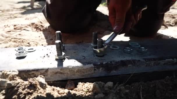 Trabajador Construcción Aprieta Perno Con Una Llave Metal Primer Plano — Vídeos de Stock
