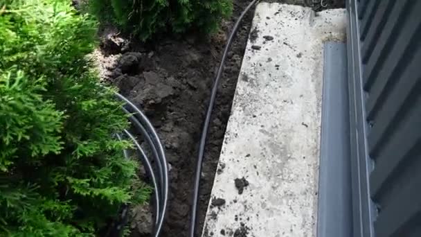 Ausgegrabener Graben Mit Stromkabel Arbeiter Verlegen Auf Baustelle Stromkabel Boden — Stockvideo
