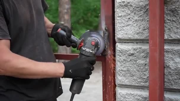 Trabalhador Usar Moedor Ângulo Produzindo Trabalhador Moagem Metal Remover Ferrugem — Vídeo de Stock