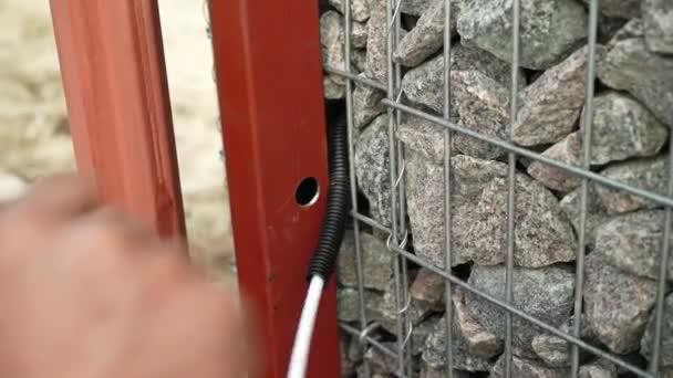 Elektrikçi Kabloyu Koruyucu Kıvrımlara Yerleştirir Elektrik Kabloları Için Koruyucu Kıvrım — Stok video