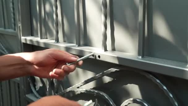 Trabalhador Construção Aperta Parafuso Com Uma Chave Metal Close Trabalhador — Vídeo de Stock