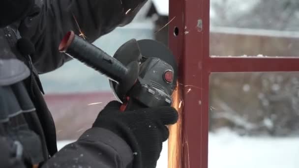 Arbeiter Schneidet Metallrohr Mit Einem Winkelschleifer Helle Funken Und Blitze — Stockvideo