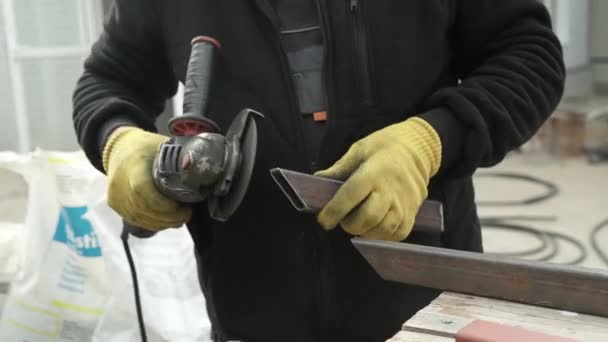 アングルグラインダーを使用して金属チューブを切断する労働者 明るい火花とフラッシュ — ストック動画