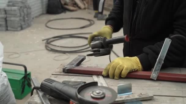 用角磨床切割金属管的工人 灿烂的火花和闪光 — 图库视频影像